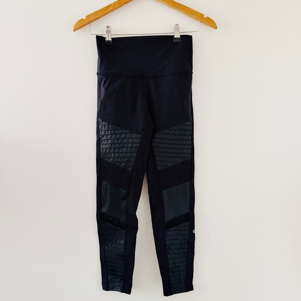 ALO Yoga High Waist 7/8 Moto Leggings in Black - Picture 4 of 6